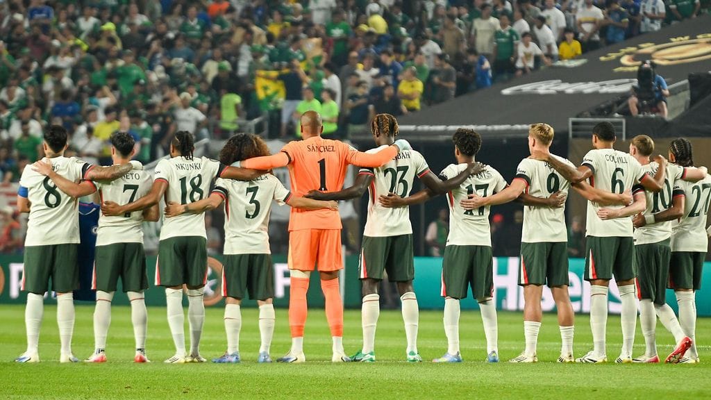 Chelsean pelaajat antavat osan seurajoukkueiden MM-kisavoiton bonuksistaan Diogo Jotan perheelle. Kuvassa Chelsean pelaajat pitämässä hiljaista hetkeä Jotan muistolle.