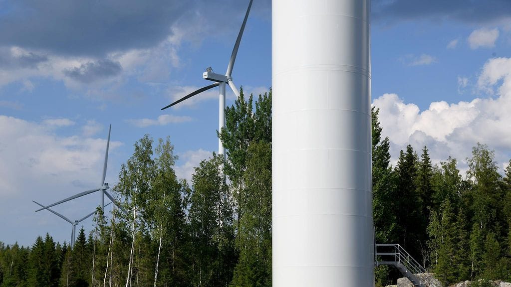 Pörssisähkön hinta putoaa, kun tuulet voimistuvat tuulivoiman tuotantoalueilla. Kuvassa Neoenin Mutkalammin tuulivoimapuisto 26. kesäkuuta 2023.