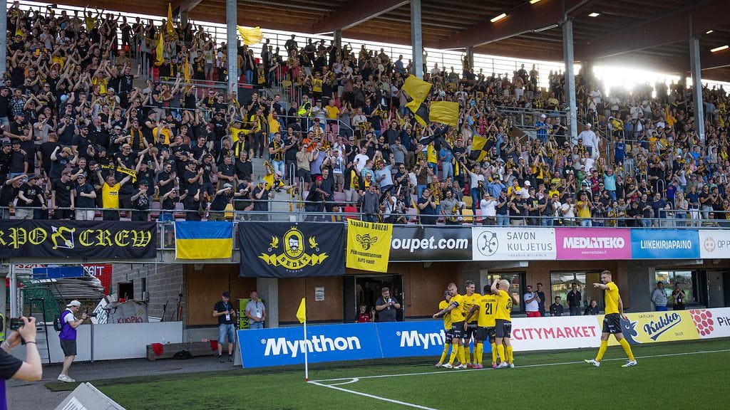 Petteri Pennanen ja muut kuopiolaispelaajat pääsivät juhlimaan maalia kotiyeisön edessä.