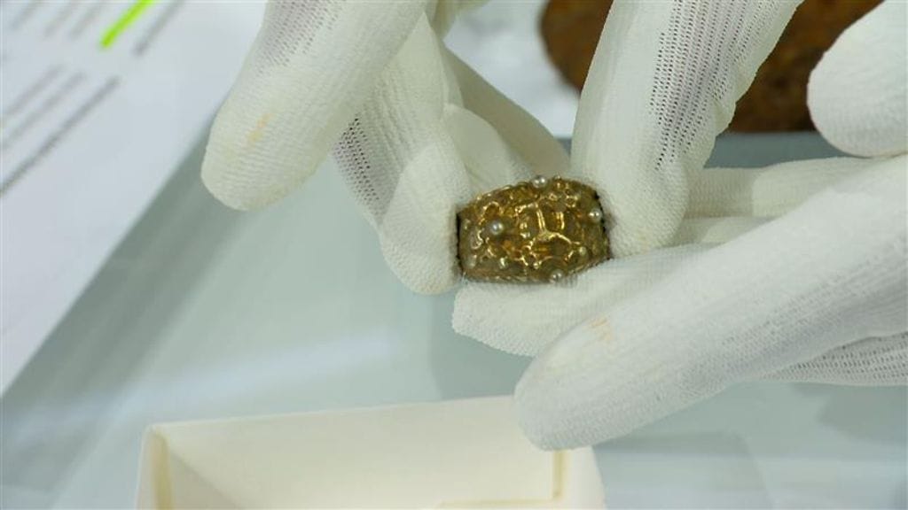 Kansalainen löysi Tohmajärveltä Pohjois-Karjalasta tällaisen hopeasormuksen, joka on peräisin 1500-luvulta.