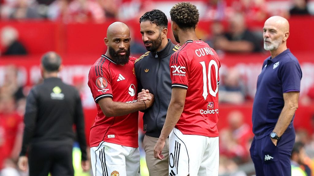 Manchester Unitedin manageri Ruben Amorim (kesk.) seuran kesän jättihankintojen Bryan Mbeumon (vas.) ja Matheus Cunhan (oik.) kanssa.