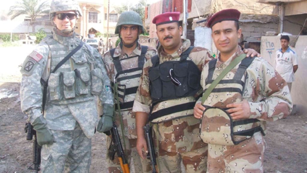 Tiimityöskentelyä irakilaisten kanssa. Suomalainen Olli Toukolehto kuvassa vasemmalla.