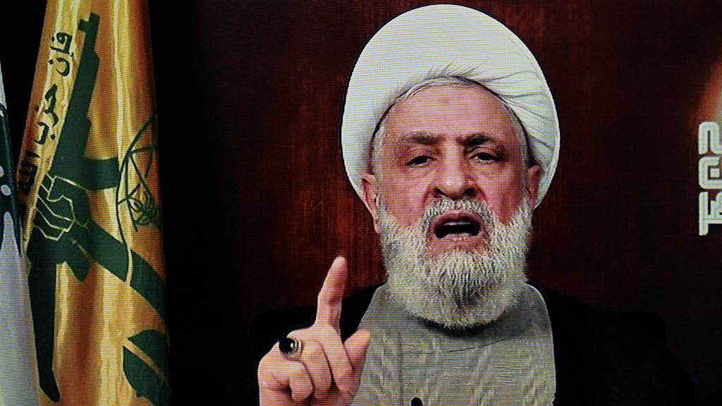 Hizbollahin päällikkö Niam Qassem ilmoitti televisiopuheessa järjestön olevan valmis taistelemaan pitääkseen asearsenaalin itsellään. Kuva televisiopuheesta, jonka Qassem piti marraskuussa 2024.