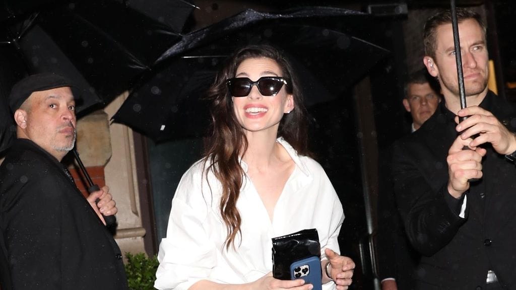 Anne Hathaway kuvaa parhaillaan Paholainen pukeutuu Pradaan -elokuvaa New Yorkissa