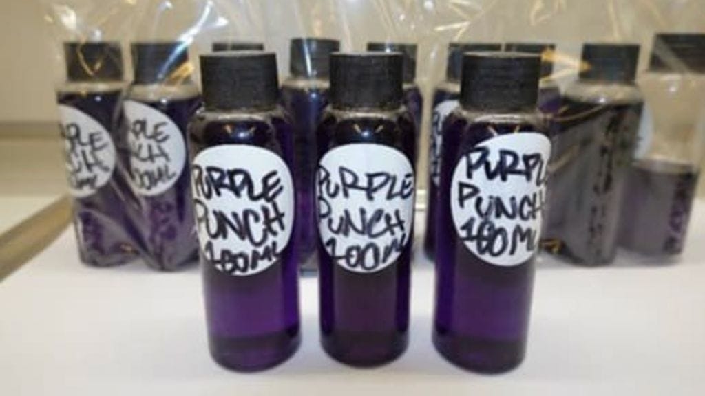 Poliisi löysi kotietsinnässä 12 pulloa violettia nestettä.