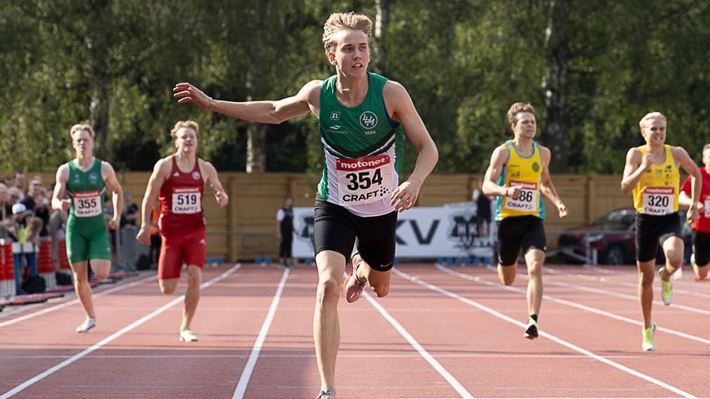 Juho Venäläinen pisteli ratakierroksen raisua kyytiä.