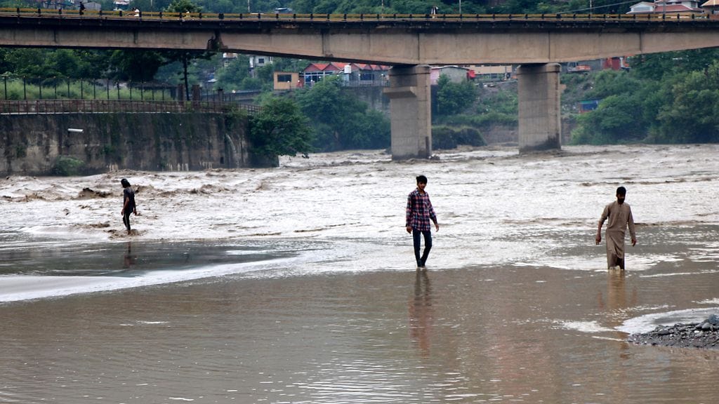 Pakistanin Ilmatieteen laitos on antanut rankkasateiden varoituksen myös maan luoteisosaan ja kehottanut ihmisiä välttämään tarpeetonta oleskelua onnettomuuksille alttiilla alueilla.