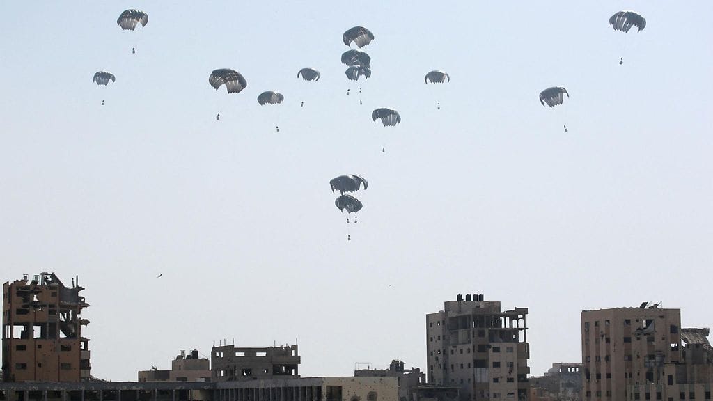 Apupaketit laskeutuivat laskuvarjojen varassa Jabalian lähelle Gazan pohjoisosassa torstaina.