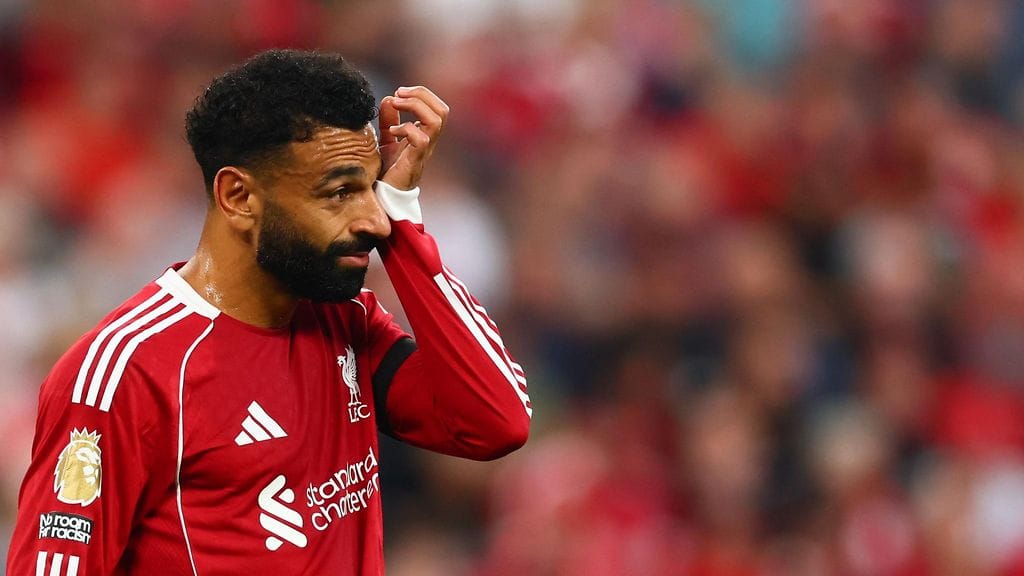 Mohamed Salahilla oli kyyneleissä pidättelemistä, kun kannattajat kunnioittivat Diogo Jotan muistoa.