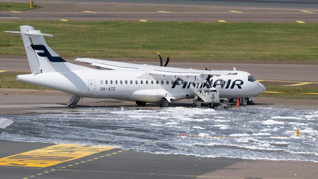 Koneen ympärillä näkyi sammutusvaahtoa onnettomuuden jälkeen.