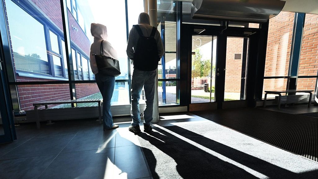 Tytöt aliarvioivat kykynsä koulussa ja pojat yliarvioivat omansa. Kuvituskuva.