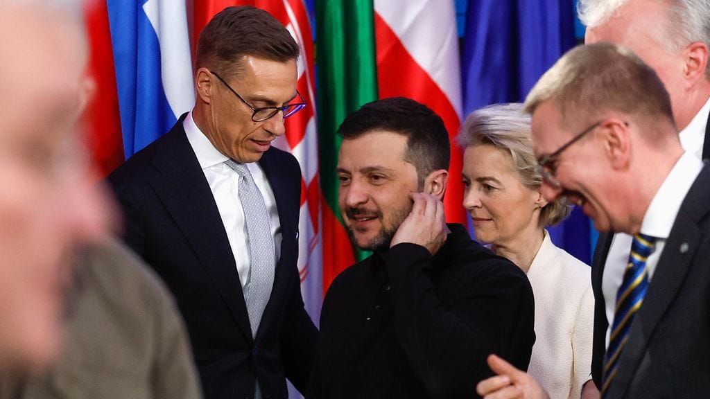 Kuvassa Alexander Stubb, Volodymyr Zelenskyi ja Ursula von der Leyen lehdistötilaisuudessa Kiovassa helmikuussa 2025.