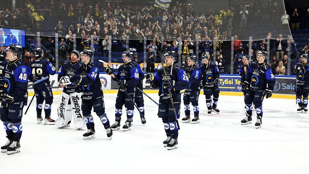 Kiekko-Espoo kiittämässä kotiyleisöään viime kauden viimeisen ottelun jälkeen.