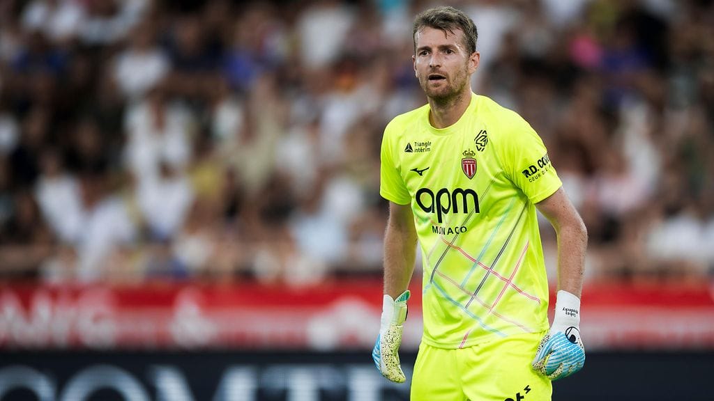 Lukas Hradecky AS Monacon tolppien välissä.