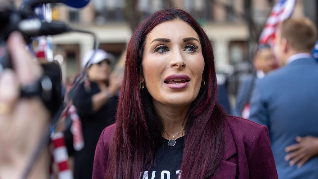 Trumpin tukijana tunnettu Laura Loomer kuvattuna keväällä 2024 Manhattanilla.