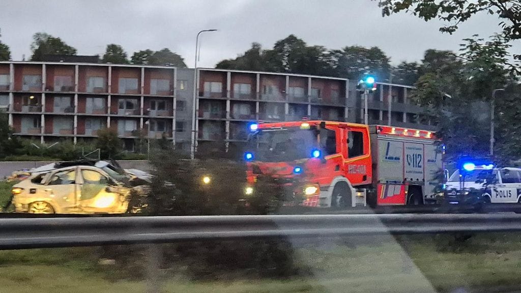 Yksi ihminen kuoli ja kaksi loukkaantui vakavasti ulosajossa Helsingissä.