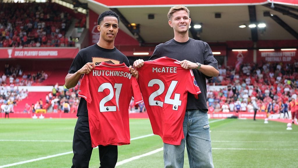 Valioliiga-seura Nottingham Forest hankki Omari Hutchinsonin (vasemmalla) Ipswichistä ja James McAteen (oikealla) Manchester Citystä.