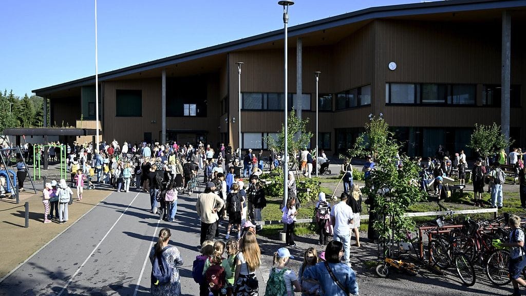 Kuvituskuvassa Koululaisia ja vanhempia Puotilan ala-asteen pihassa ensimmäisenä koulupäivänä Helsingissä 7. elokuuta 2025.