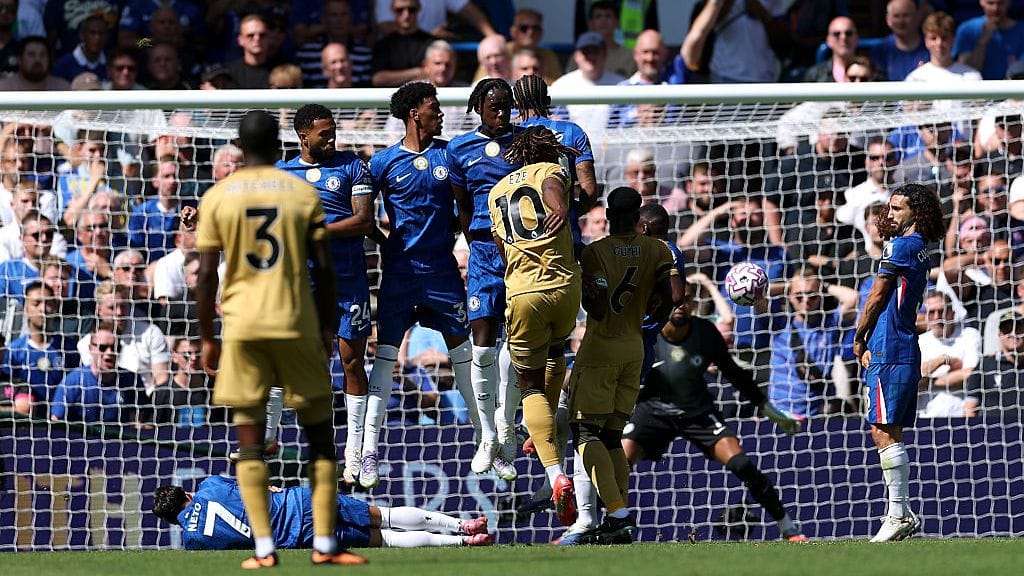 Eberechi Ezen hurja vapaapotkumaali hylättiin Crystal Palacen kapteenin Marc Guehin oltua liian lähellä Chelsean muuria.