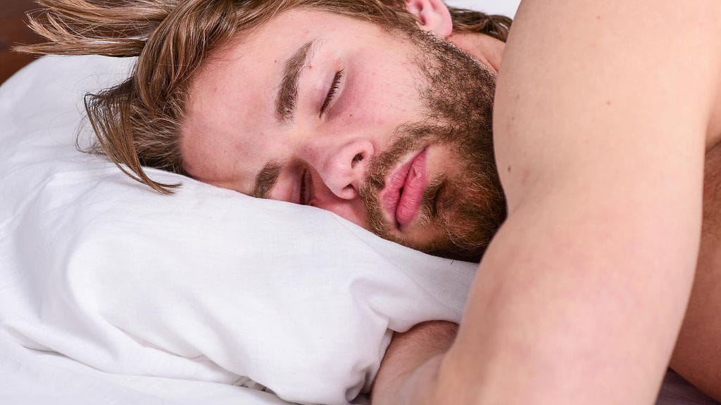 Omiin yöuniin voi tutkimuksen mukaan vaikuttaa positiivisesti liikkumalla edes vähän päivittäin. Kuvituskuva.