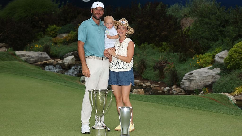 Tuttu näky: Scottie Scheffler juhlimassa turnausvoittoa vaimonsa Meredithin ja reilun vuoden ikäisen poikansa kanssa.