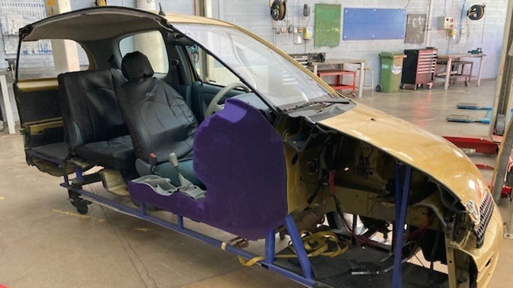 Myytävästä autosta on poistettu moottori ja muu tekniikka. Kuva: Tredu