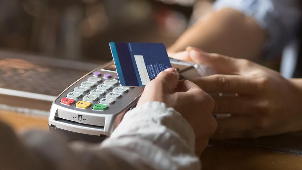 Ravintolalaskun jakamisesta voidaan käytännössä periä lisämaksu.