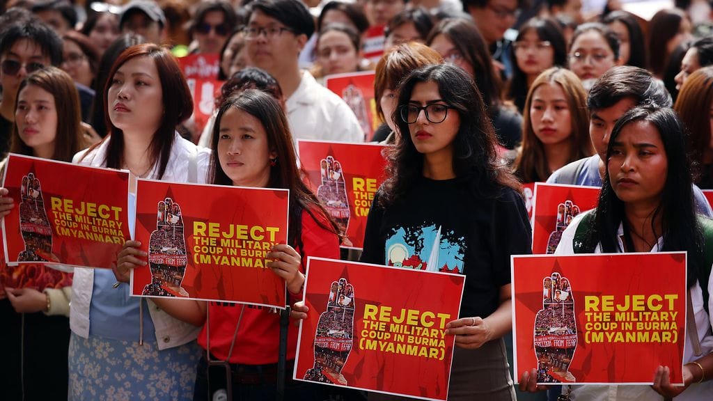 Kansainväliset tarkkailijat ovat tuominneet Myanmarin sotilasjuntan määräämät vaalit näytösluonteisiksi. Sotilasjunttaa vastustavat mielenosoittajat kokoontuivat Ison-Britannian Lontoossa elokuussa 2025.