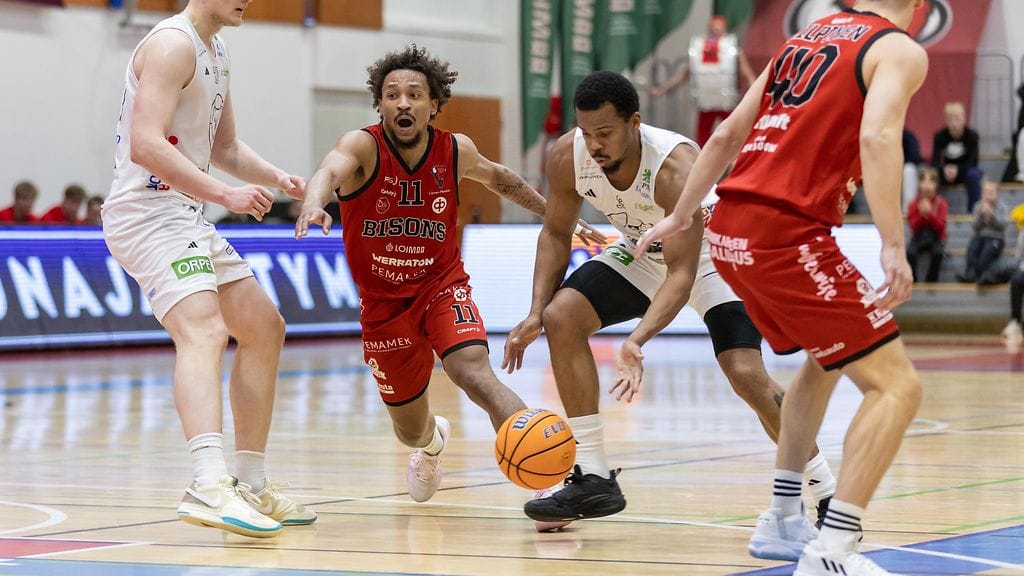 Bisonsin punaisessa nutussa numerolla 11 hyökkäävä Tevaun Kokko nähdään jatkossakin seuran riveissä.