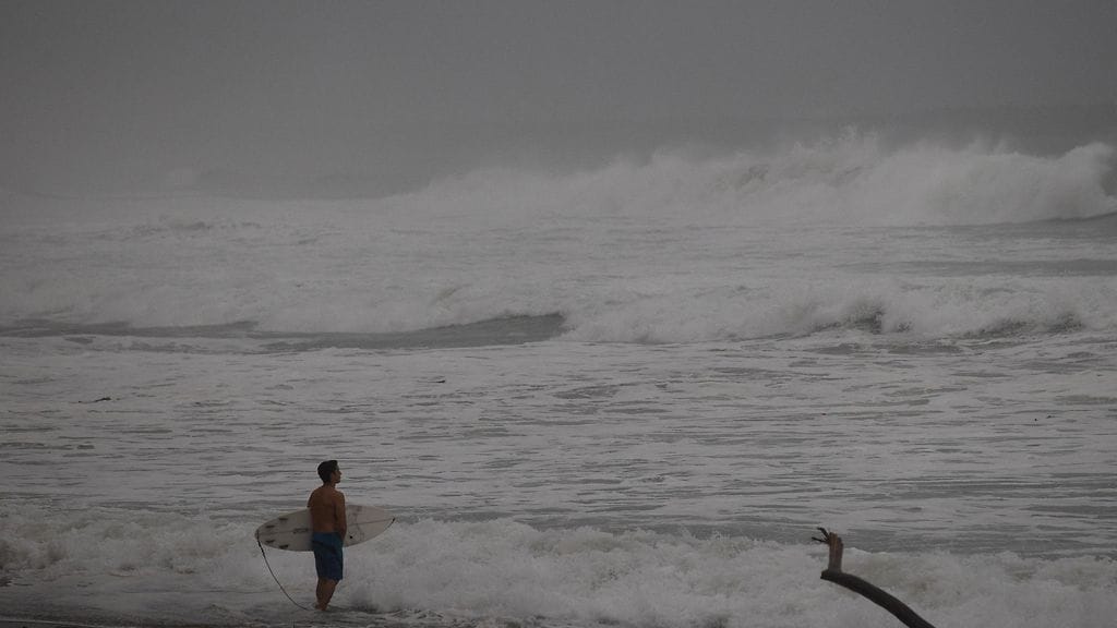 Henkilö katselee merta Naguassa, Dominikaanisessa tasavallassa, 17. elokuuta 2025.