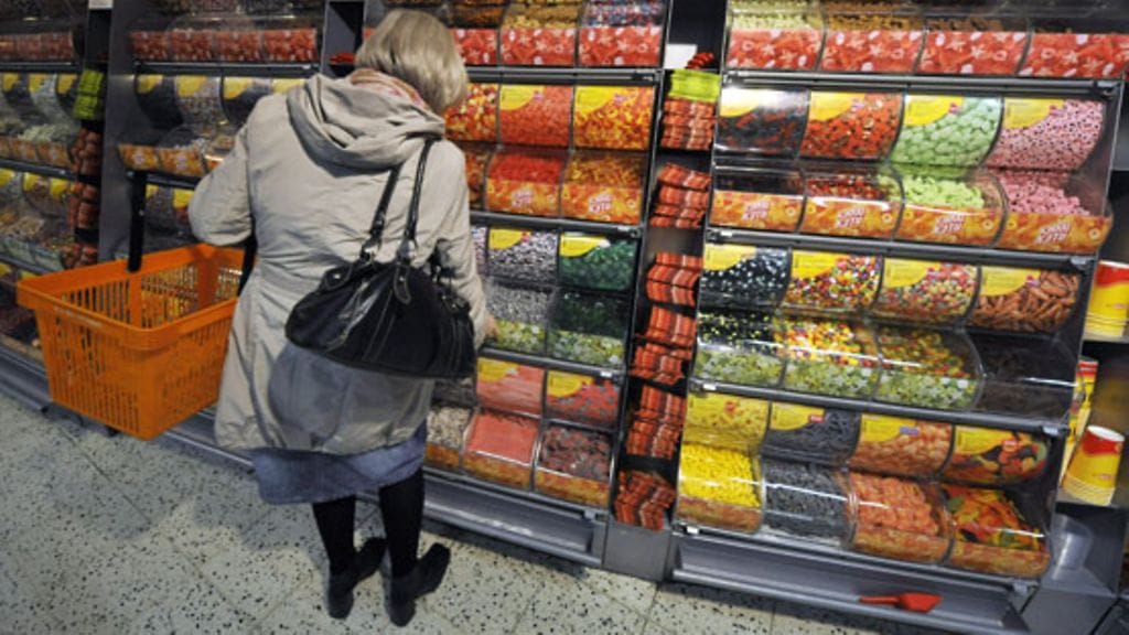 Jos haluaa pitää painon nykyisissä lukemissa, herkuttelu pitää jättää karkkipäivälle.