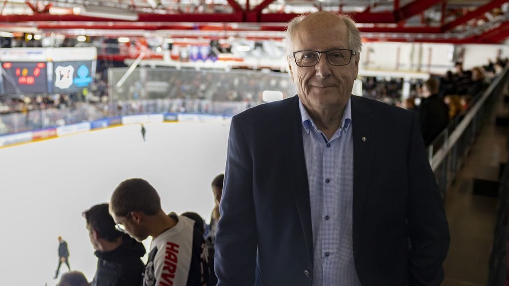 Urpo Helkovaara johti SM-liigaa vuosina 1989–2006. Sitä ennen hän toimi JyP HT:n toimitusjohtajana. Kuva Jyväskylän Hippokselta vuodelta 2023.