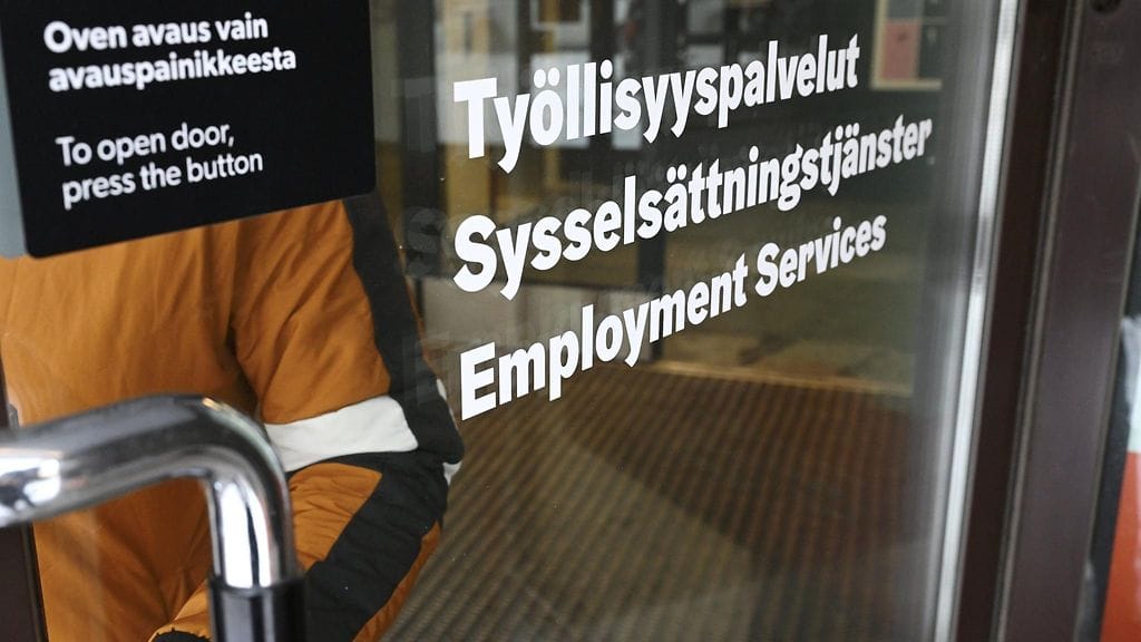 Avointen työpaikkojen määrä väheni dramaattisesti vuoden toisella neljänneksellä.