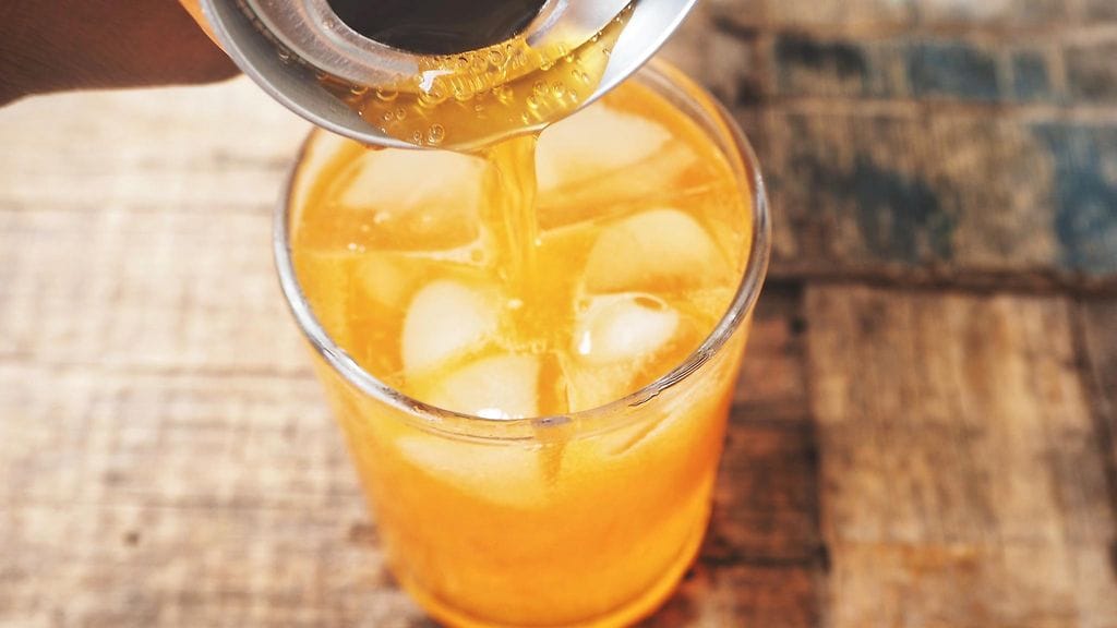 Sokerittoman Fantan väri on vaalentunut. Monissa sokerilimuissa on sen sijaan korvattu osa sokereista makeutusaineilla. Kuvituskuva.