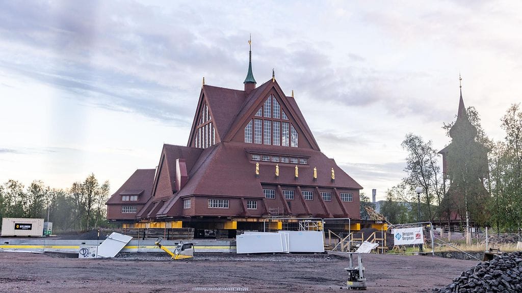 Massiivinen kirkko siirtyy noin 0,5–1 kilometrin tuntivauhtia.