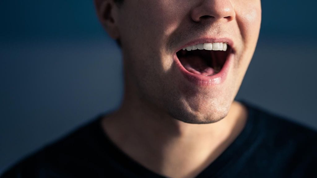 Ääni voi paljastaa kurkunpääsyövän. Kuvituskuva.