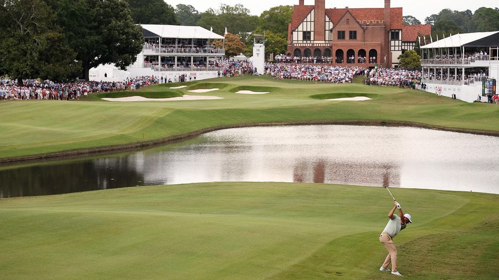 PGA-kauden päätöskisa käydään East Laken kentällä Atlantassa. Kuvan alareunassa Scottie Scheffler lyömässä kohti voittoa viime vuonna.