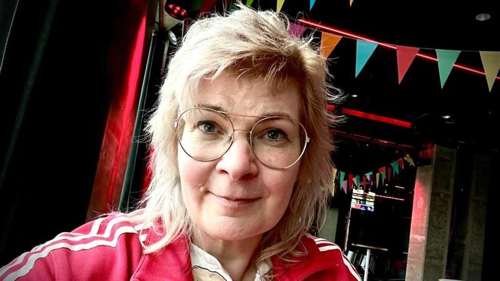 Kulttuurituotannon lehtorina, visuaalisena suunnittelijana ja valokuvaajana työskentelevältä Johanna Tirroselta katosi kuulo toisesta korvasta noin kahdeksan vuotta sitten.