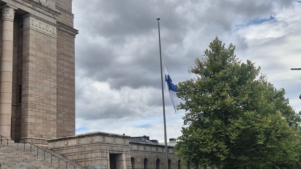 Lippu on puolitangossa eduskunnan edustalla.