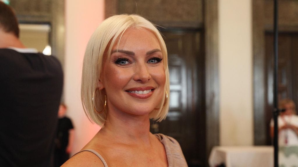 Kia Lehmuskoski kertoo musertavat uutiset. Hän sai keskenmenon. Tanssinopettaja kertoo odottaneensa kaksosia.