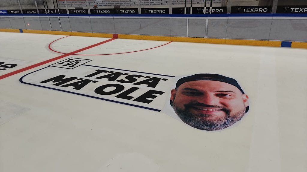 Artisti ja somepersoona HesaÄijän kasvot koristavat Rauman Lukon kotihallin jäätä alkavalla kaudella.