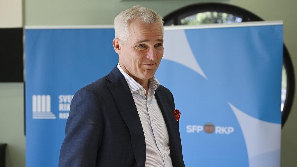 Anders Adlercreutz seisoo puku päällä RKP:n mediatilaisuudessa.