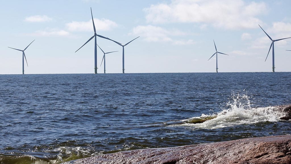 Tuulivoimaloita Porin edustalla Reposaaresta nähtynä.