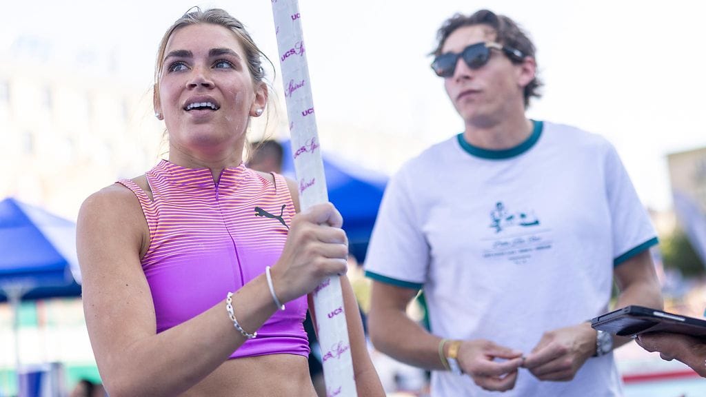 Armand Duplantis (takana) oli paikalla, kun Johanna Duplantis kilpaili Puolan Katowicessa 15. elokuuta.