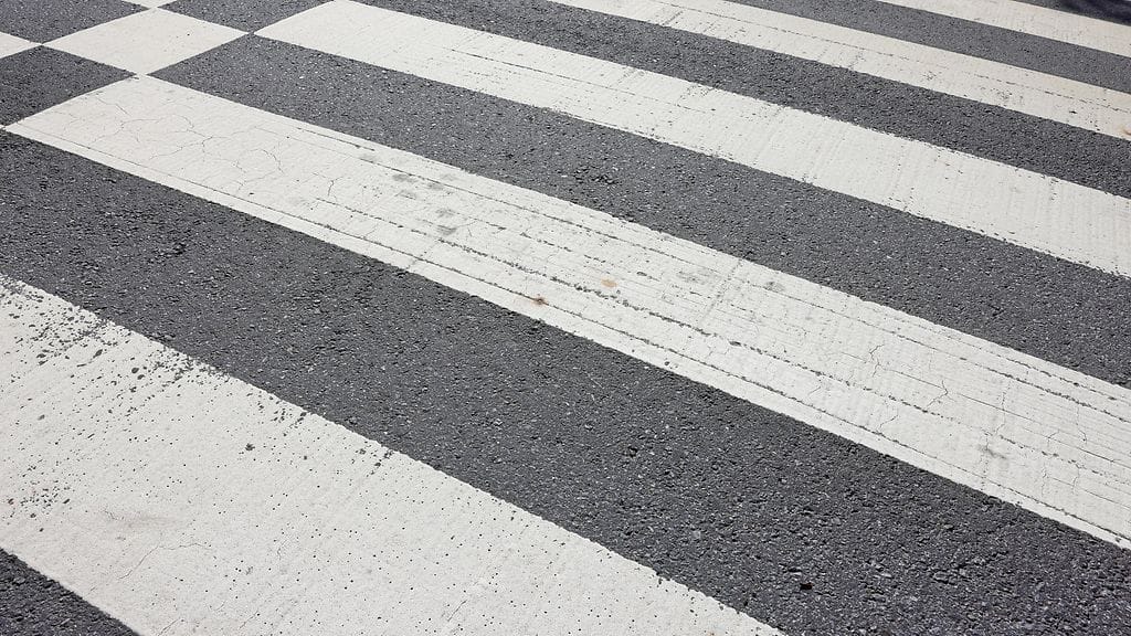 Koululaiseen suojatiellä törmännyt autoilija ei jäänyt selvittämään tapahtunutta.