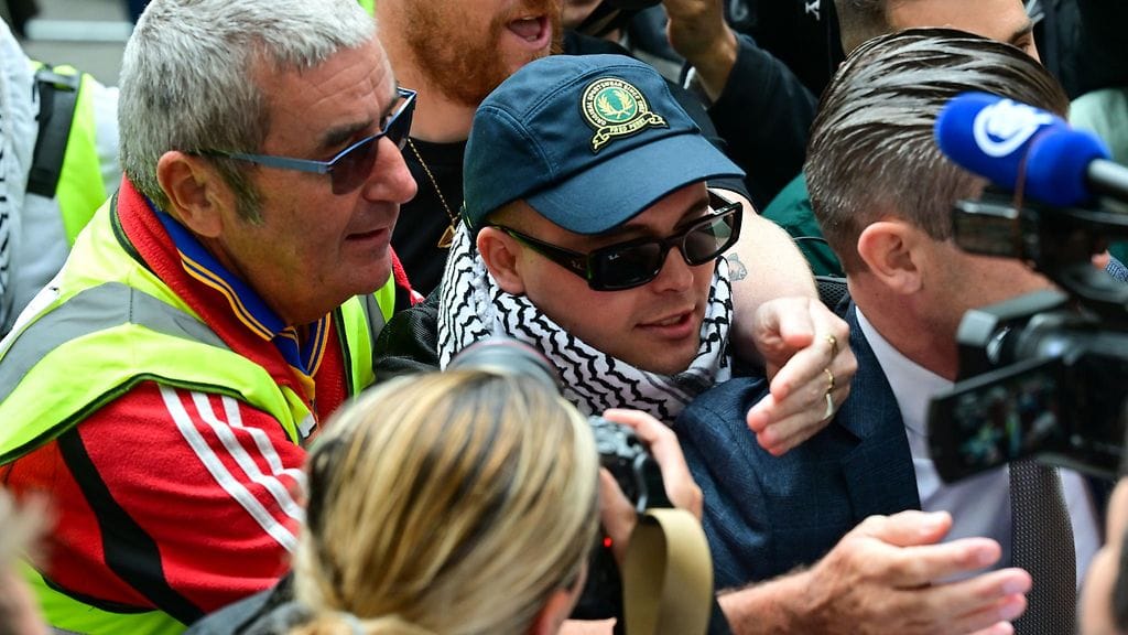 Kneecap-yhtyeen Mo Chara, oikealta nimeltään Liam Óg Ó hAnnaidh saapumassa käräjäoikeuteen Lontoossa 20. elokuuta.