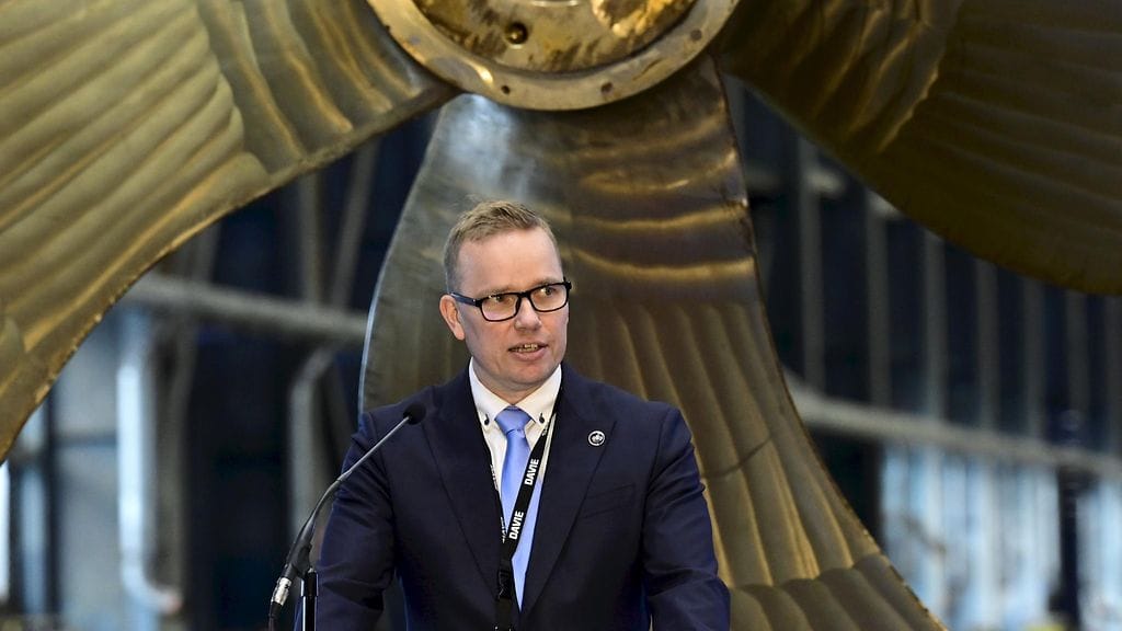 Helsingin telakan toimitusjohtaja Kim Salmi puhuu Polar Max -jäämurtajan teräksen leikkausseremoniassa Helsingin telakalla 20. elokuuta 2025.