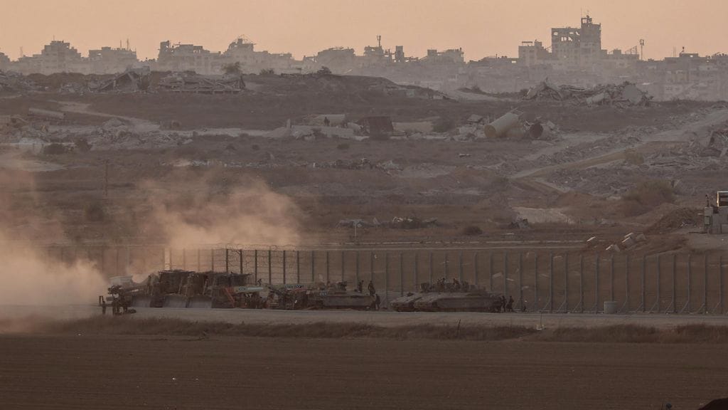 Israelin panssarivaunuja Israelin ja Gazan rajalla tiistaina 19. elokuuta.