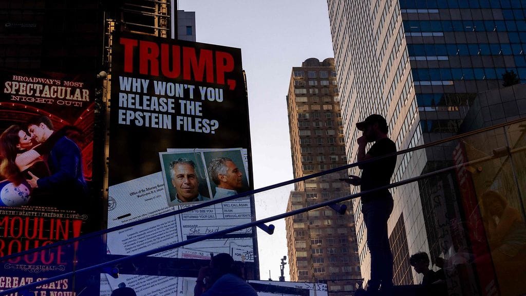 Times Squarella olevalla mainostaululla vaadittiin Epsteiniin liittyvien pöytäkirjojen julkaisemista 23. heinäkuuta New Yorkissa.