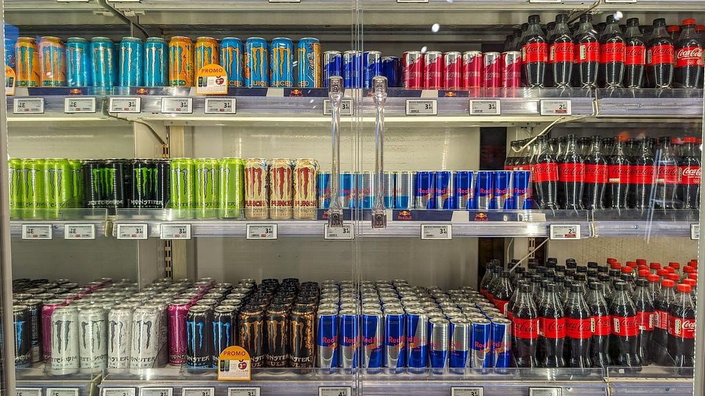 Energiajuomia kaupassa. Kuvituskuva.